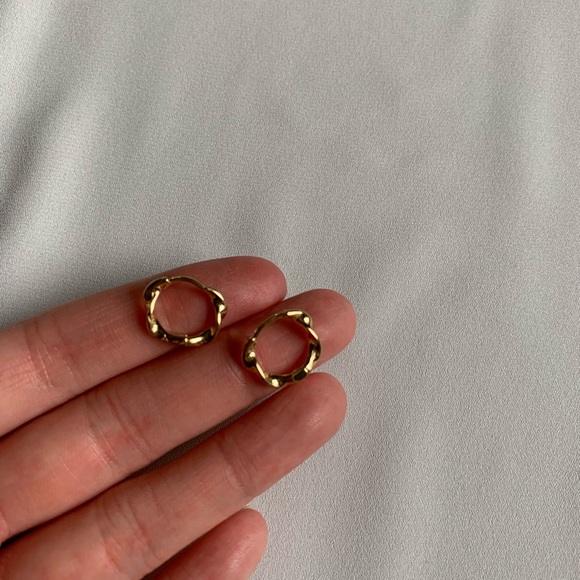 [🍍2 for $22] Simple Mini Gold Hoops - Wavy - Picture 6 of 6